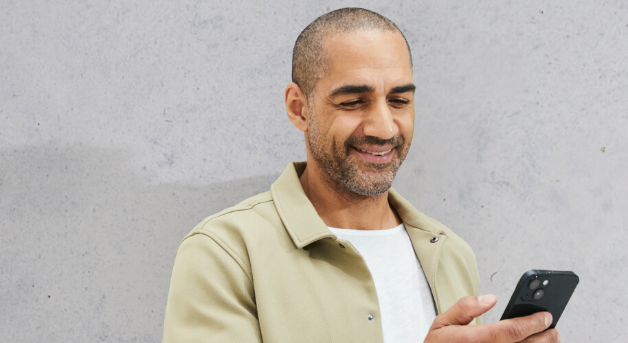 Visa-Aktion Mann an Smartphone