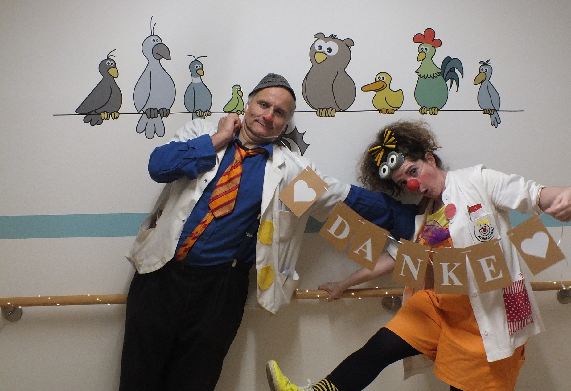 Clowns mit "Danke" Schild